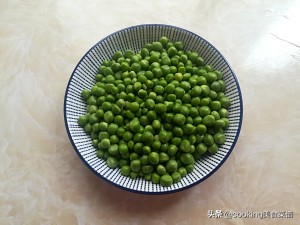 豌豆炒鸡蛋的做法（3步学会家常鸡蛋菜谱）