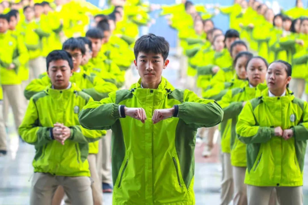 女孩适合学篮球还是羽毛球(从小爱运动的孩子更容易成大器，4类运动适合小学生，2类要避免)