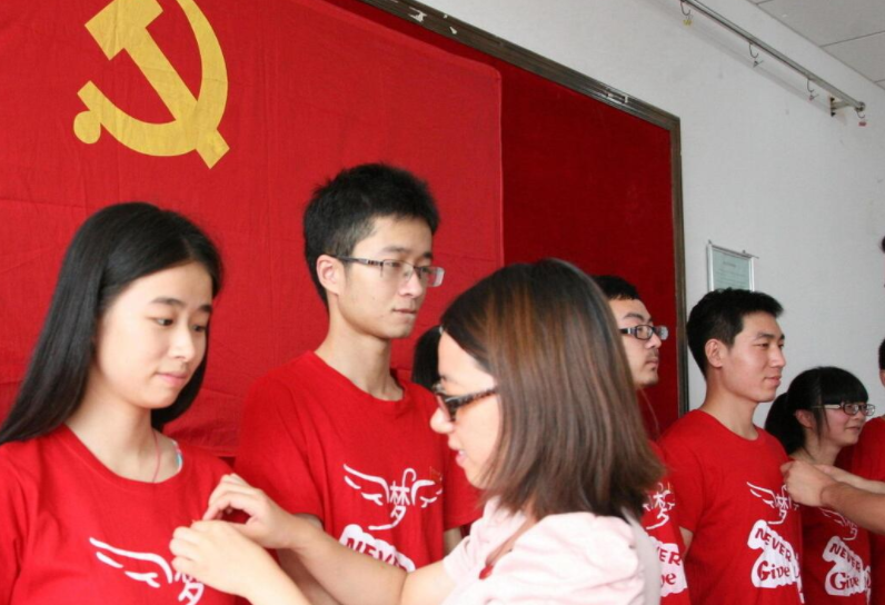 大学生想入党要做哪些准备？关键是找对人，辅导员还是党支书？