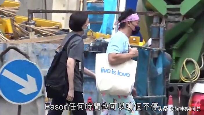 陈奕迅打扮新潮开二手车现身，粉色头巾好另类，过亿物业老婆持有
