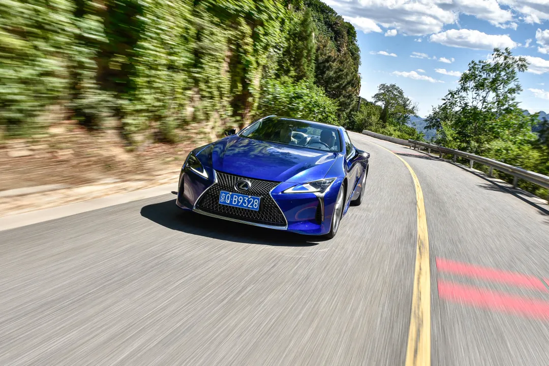V6、359马力、21英寸轮圈、前置后驱，雷克萨斯LC 500h让人心动