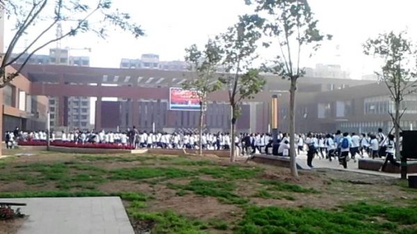 三十年前的垃圾中学，如今逆袭成功，高考清华北大遍地走