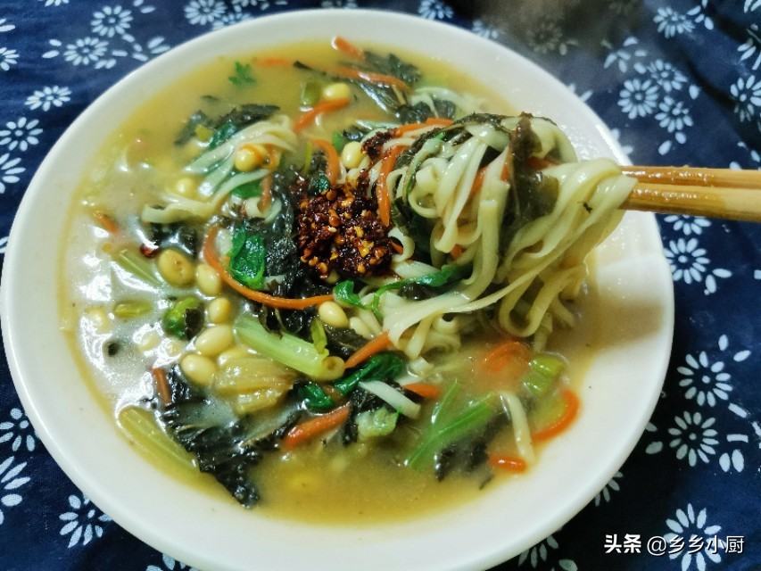 冬天吃这个正当时，芝麻叶绿豆糊涂杂面，一次吃两碗，拿肉都不换