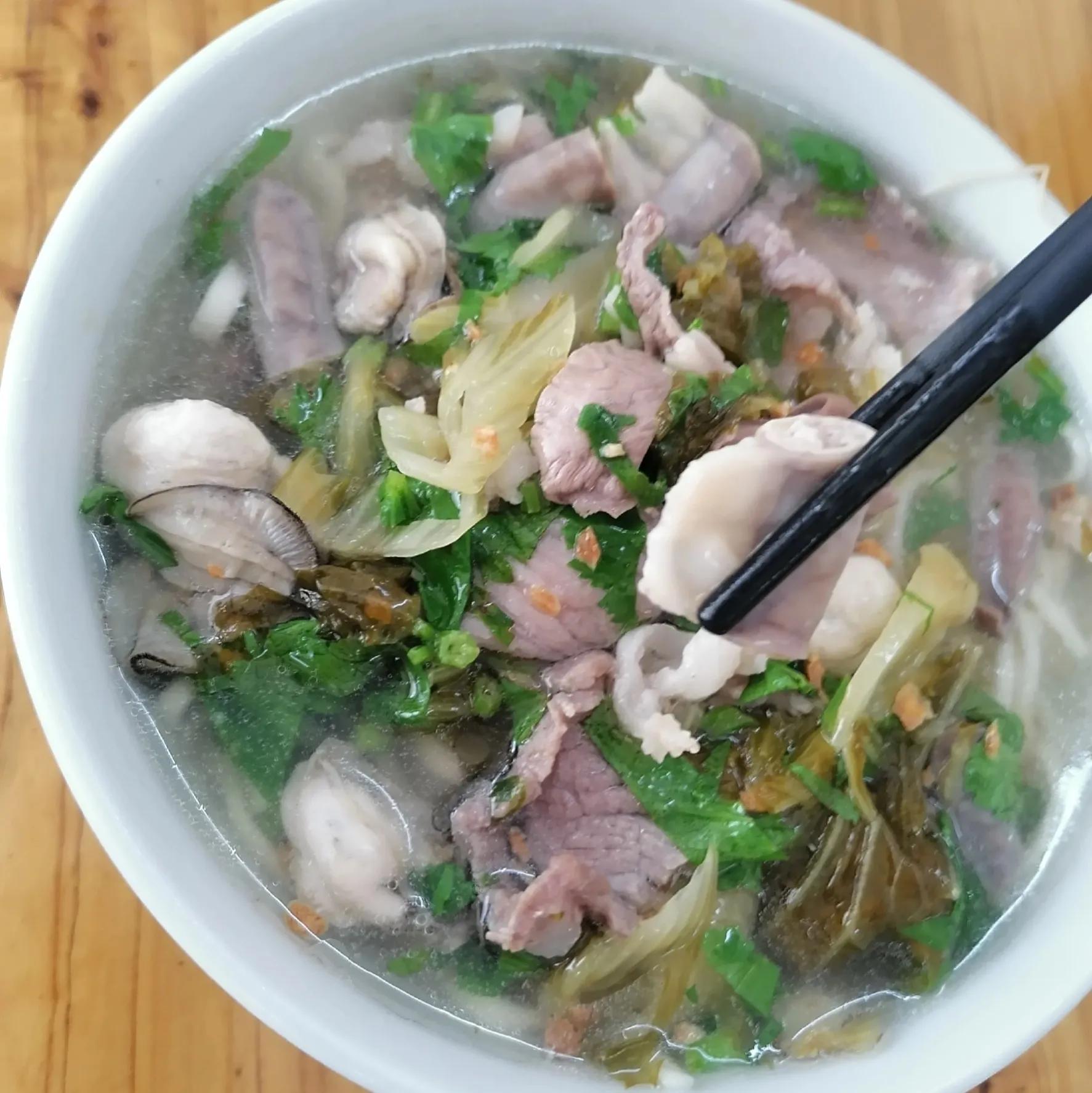 猪杂面的汤水好鲜甜,而咸菜酸爽好开胃,面条口感麦香而有嚼劲,真的