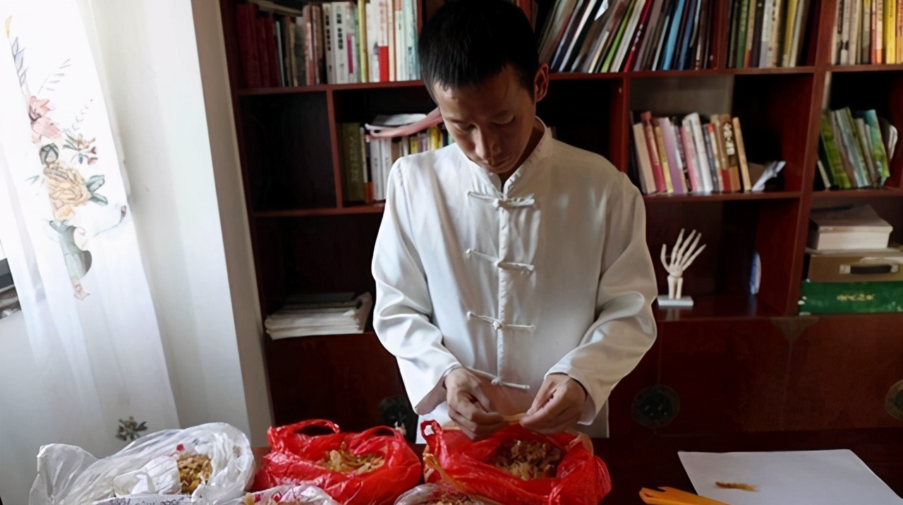 修脚大师鲁可水：专业修脚30年，用收集的脚皮作画，卖出20万
