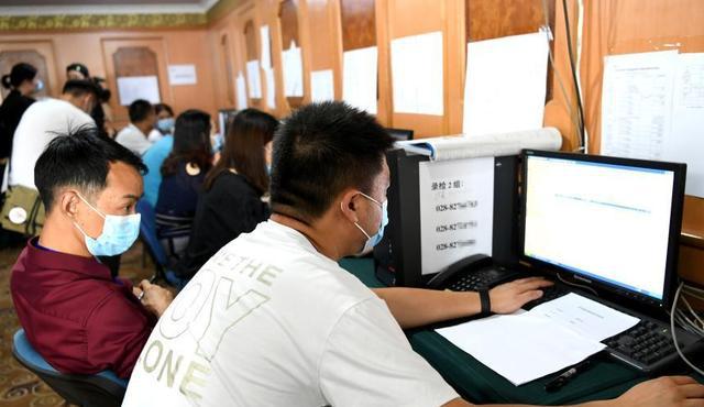 1078万考生有悲有喜，2021高考录取查询时间确定，考生们何去何从