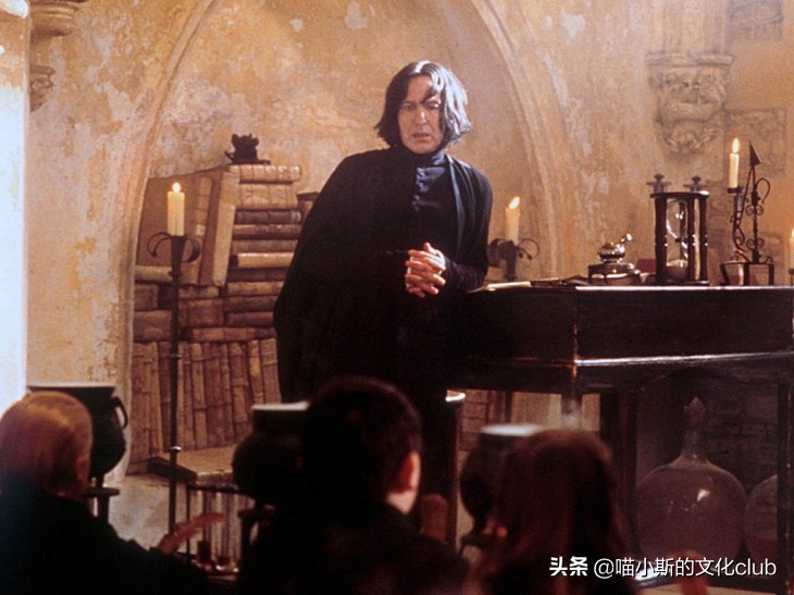 哈利波特：霍格沃茨教授就只教一门课？这三位老师都曾“跨学科”