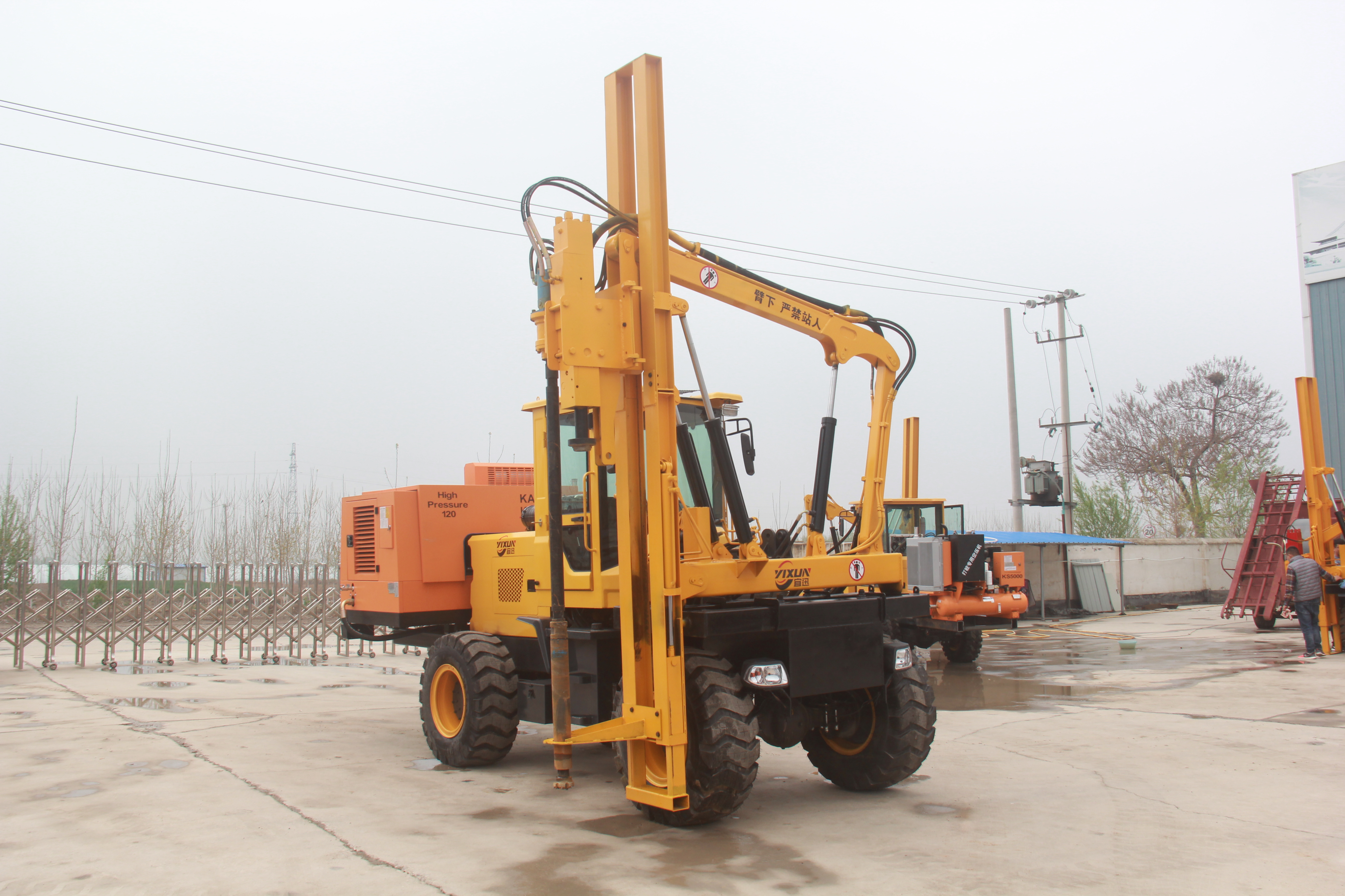 宜迅护栏打桩机助力云贵山区道路打桩 护栏更换