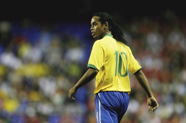 巴西10号球员罗纳尔迪尼奥(盘点：巴西历史上最伟大的十位10号球员)