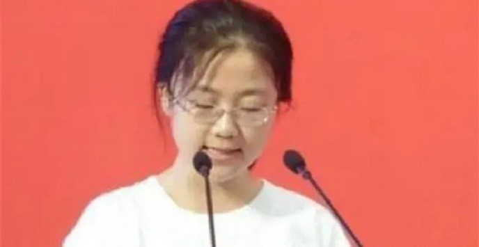 8年前，辽宁学霸刘丁宁放弃港大72万奖学金，退学二战实现北大梦