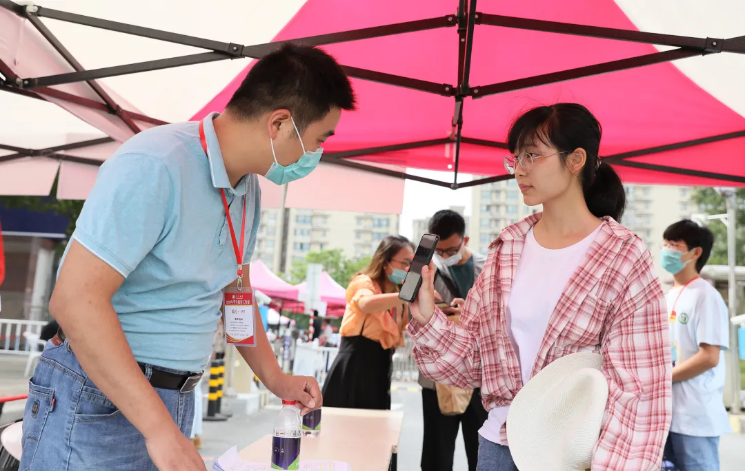 萌新你好 | 终于等到你！2020江苏大学新生报到现场直击