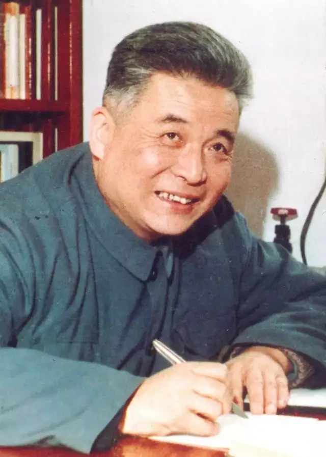 1986年,邓稼先在弥留之际叮咛:"不要让人家把我们落得太远"