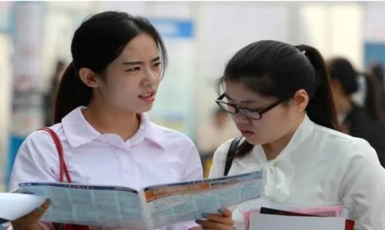 文科生注意，大学选择四个专业，考公务员难度小，竞争压力也很小