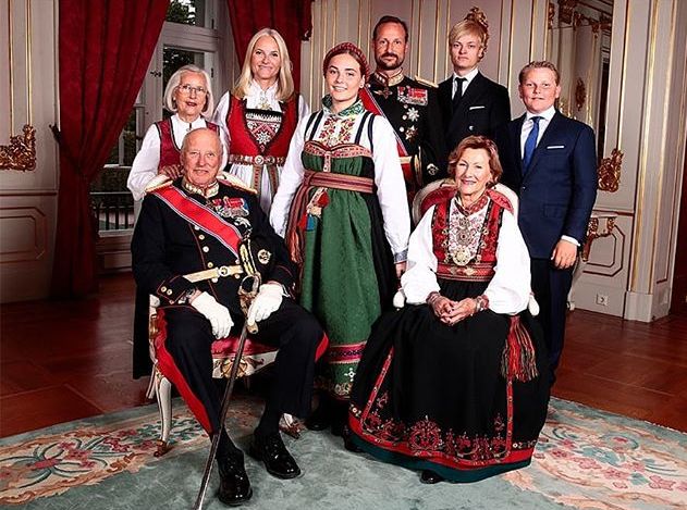 挪威王室最新全家福！15岁公主穿传统服饰超水灵，她可是未来女王