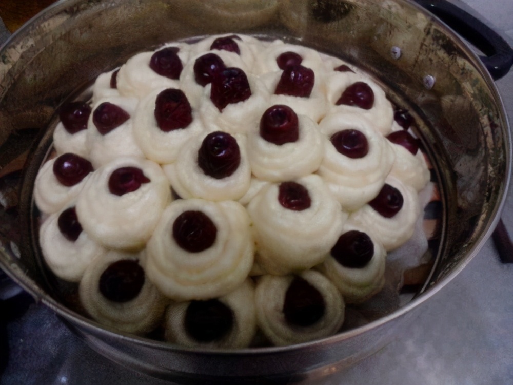 做好的花糕除了在和面的时候需要一次醒发之外,做成