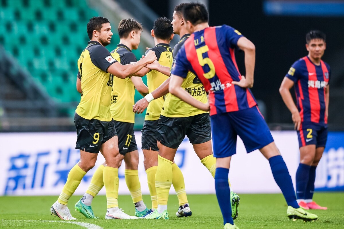 中超-广州队5-0青岛队（中超-广州6-0青岛夺取2连胜 高拉特梅开二度艾克森传射洛国富破门）
