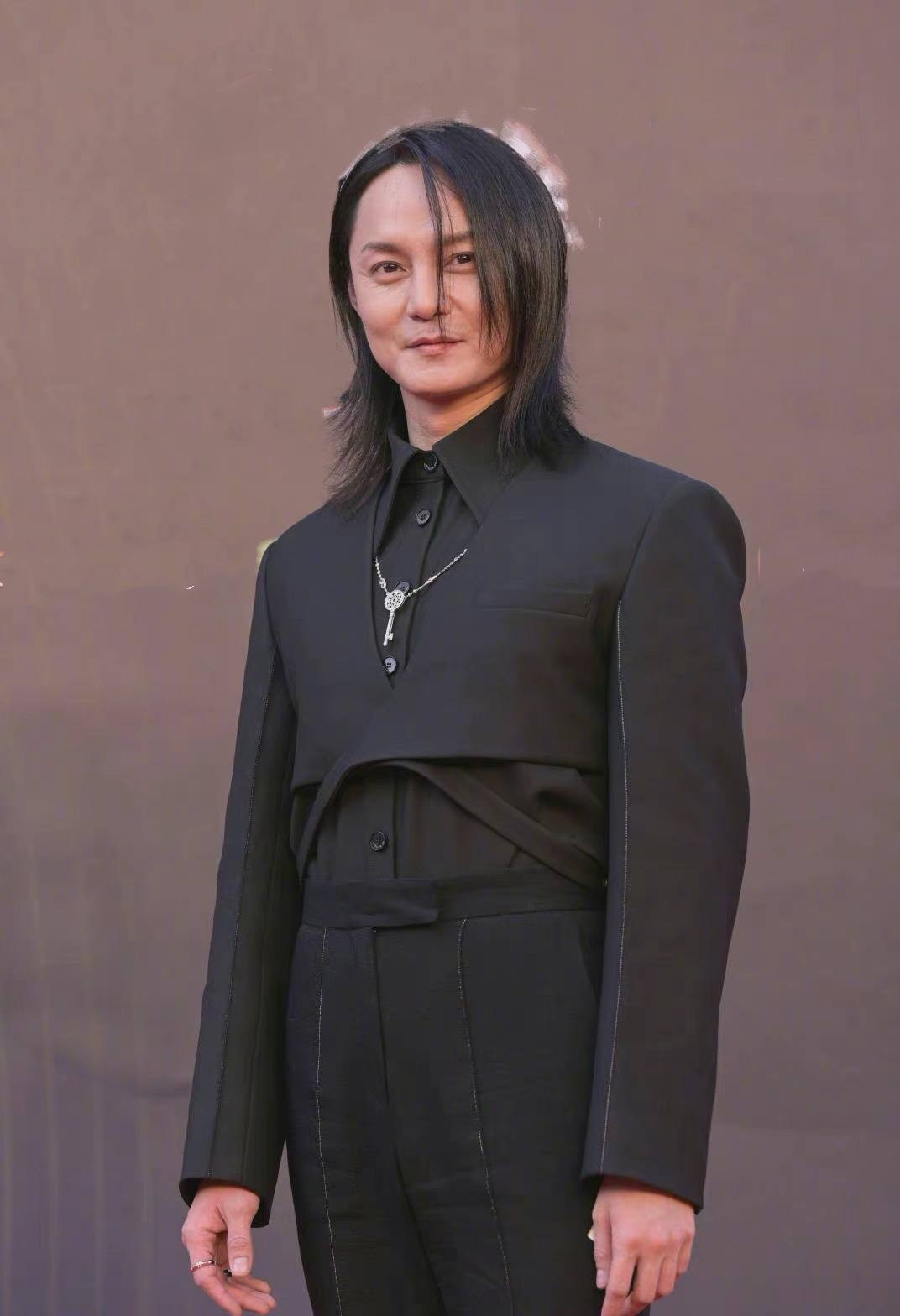 男明星瘦成纸片人,干尸,火柴棍还被夸?也太惊悚了吧