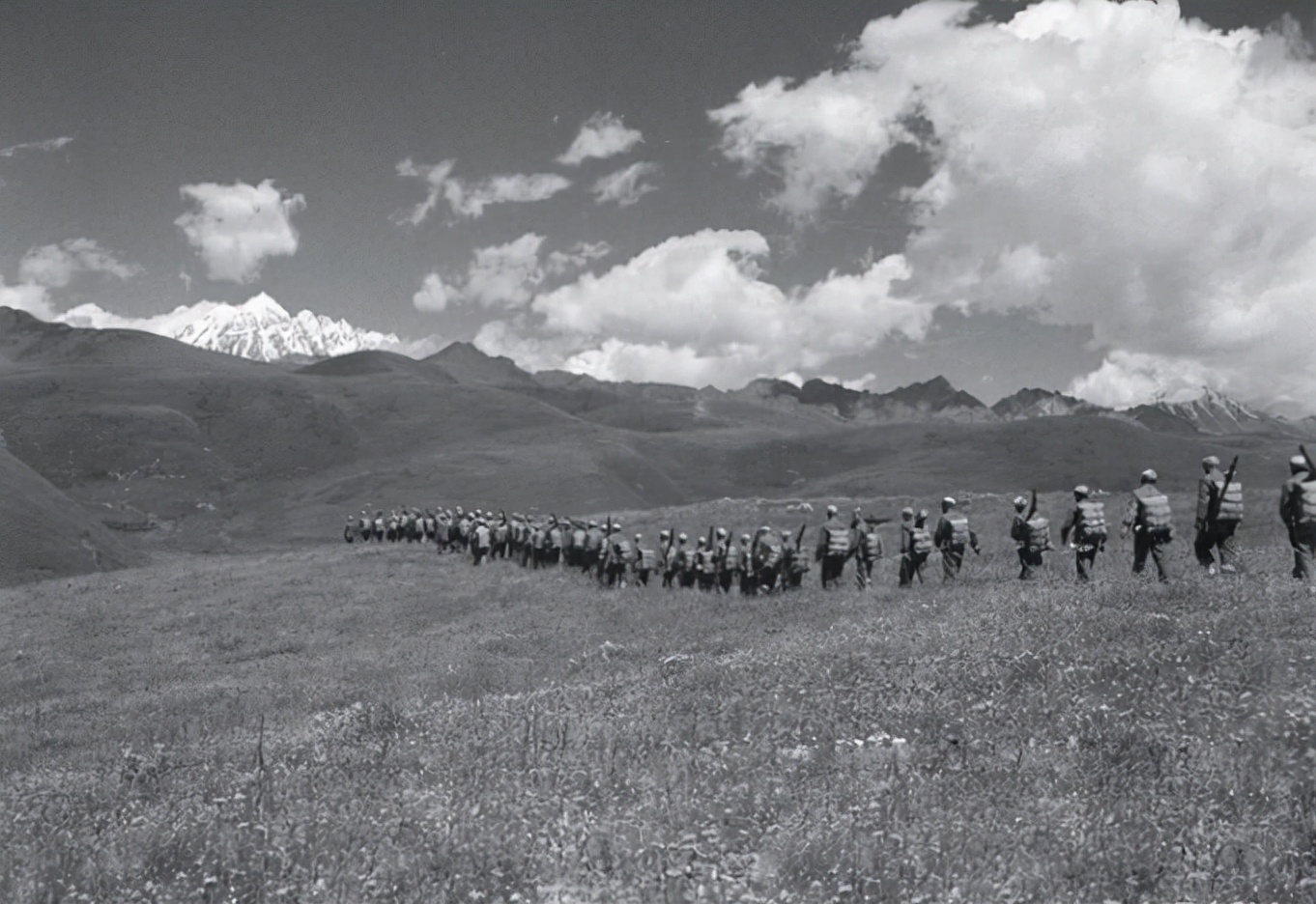 张国华开会，警卫来报说他女儿病重，张国华发火：凡事总有个轻重