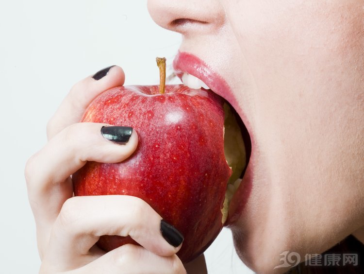 苹果富含抗氧化物质，有助抗癌、调节血糖与降低血压，是健康饮食的理想选择。