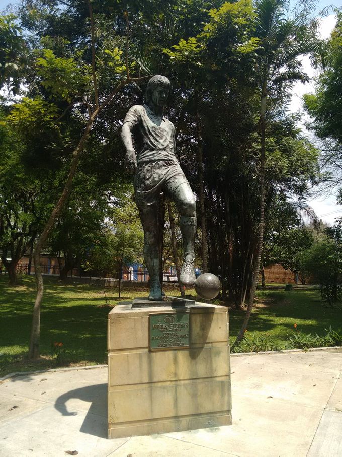 哥伦比亚世界杯被杀（在世界杯踢进一个乌龙球，回国被枪杀，哥伦比亚球星埃斯科巴）