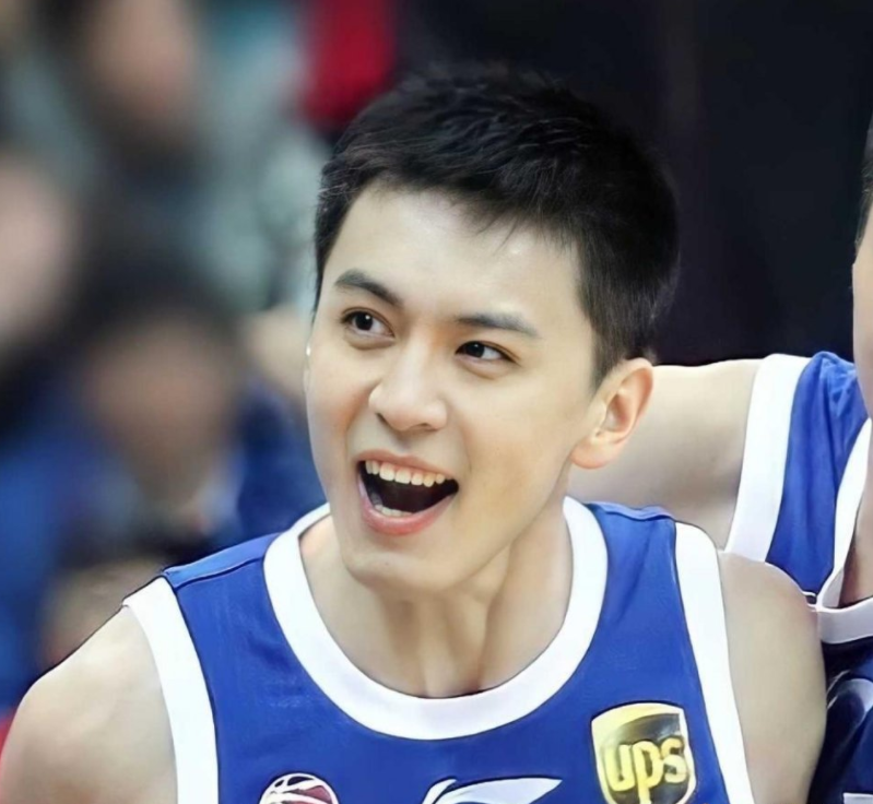 但是这丝毫不影响他的颜值虽然杨鸣平日的发型都是寸头颧骨不算很高