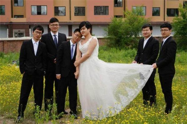 男班长拍毕业照短裙上阵，“大长腿”羡煞女同学，此刻我独领风骚