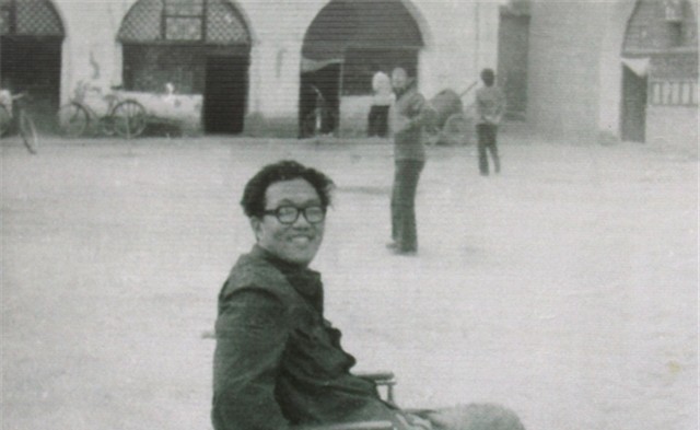 史铁生：21岁瘫痪，31岁执笔坚持写作28年，脑溢血去世，一生励志