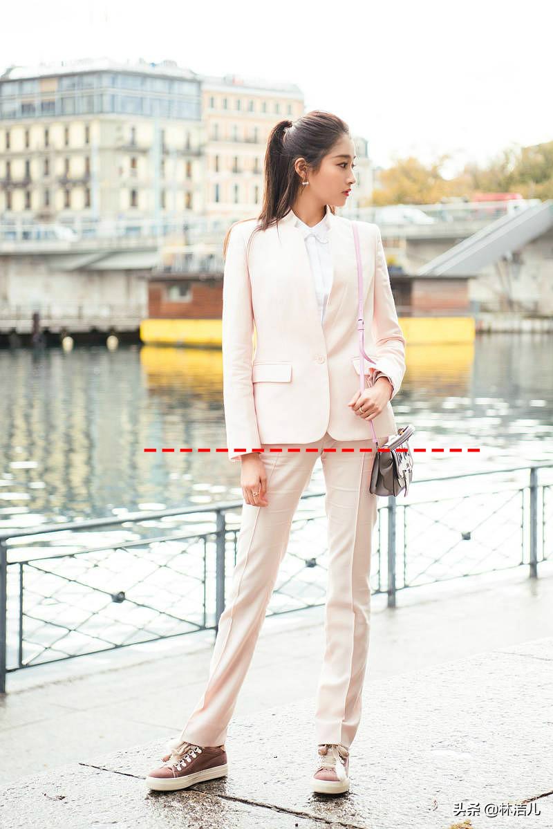 鹿嫂的膝盖居然离肩膀还有不少距离,当然了,即使做不到抱膝过肩,"腿精