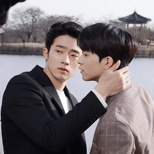 主要讲述的是tb集团的继承人韩泰周和保镖姜国的故事.