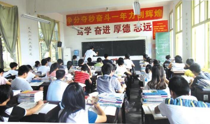 教育部最新回应：中小学“上课时间”已调整，学生轻松家长却难