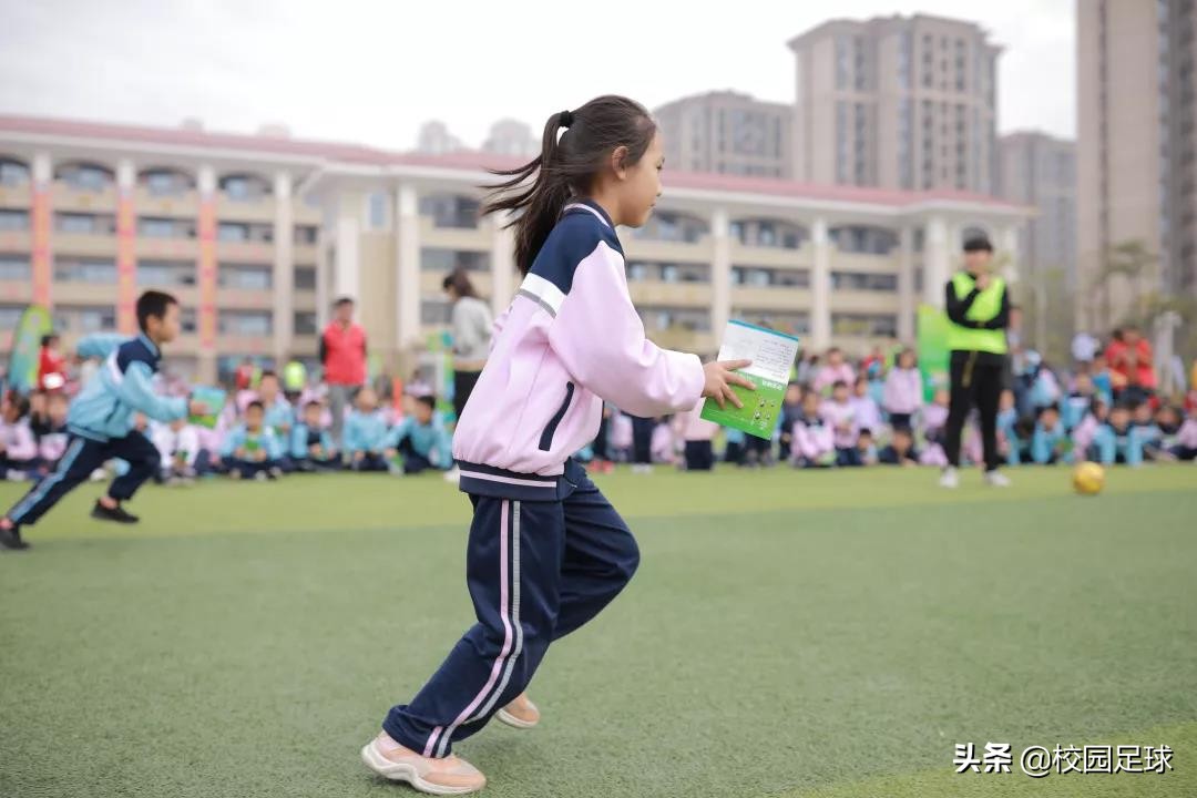 足球嘉年华开幕式致辞(享受阳光：华师附小校园足球嘉年华暖冬上演)