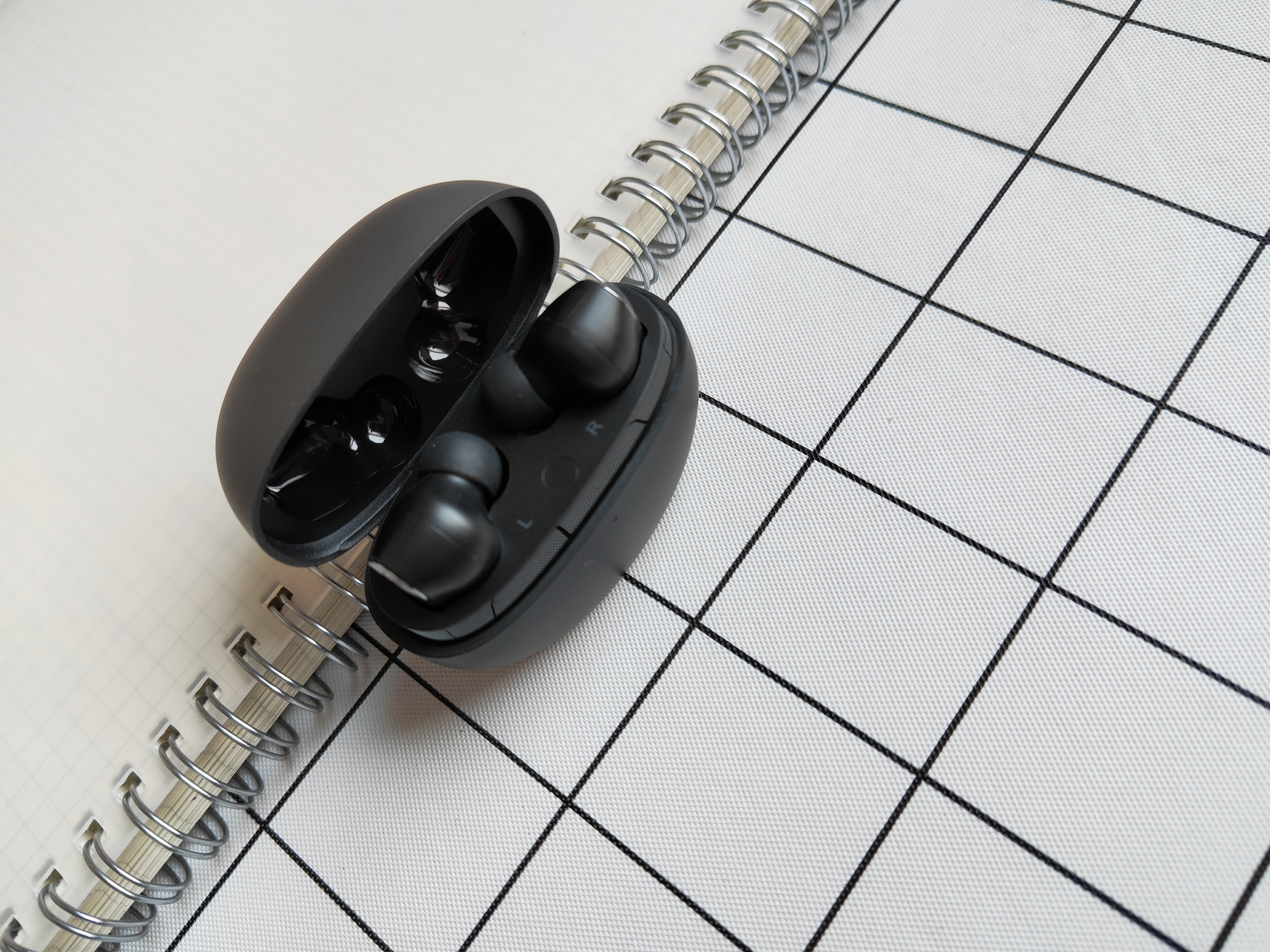 万魔声学旗下子品牌omthing推出首款主动降噪耳机AirFree