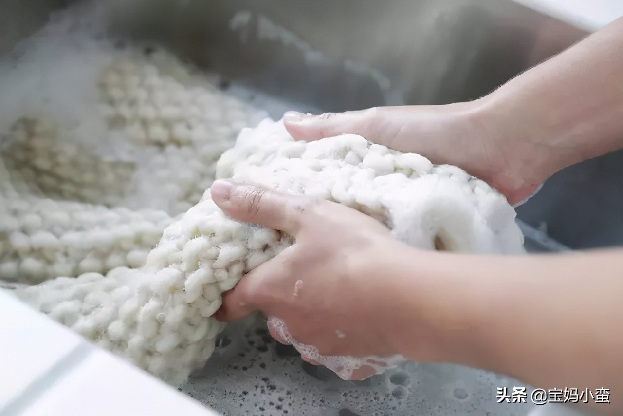 00%山羊绒毛衣怎么洗，100%山羊绒毛衣的正确洗涤方法？"