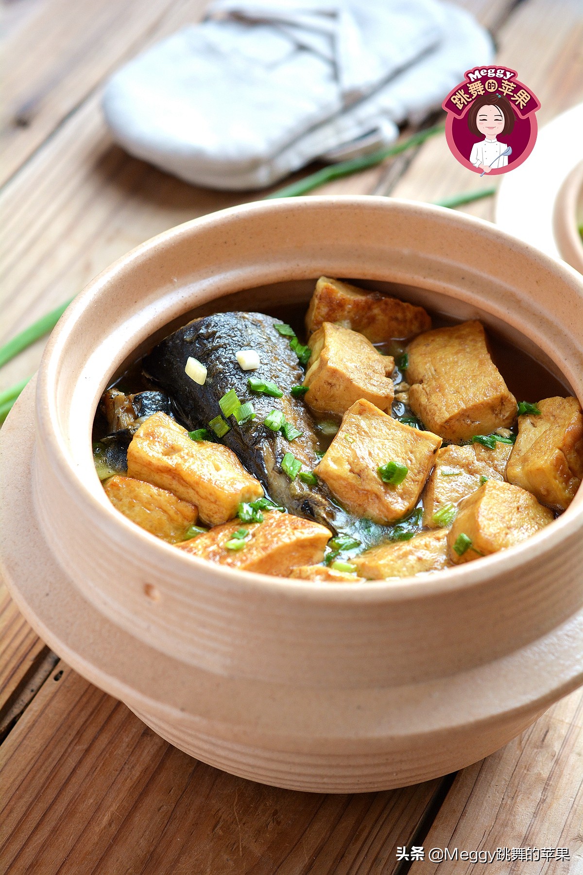 春节团圆饭上的豆腐炖鱼，好口彩胜过好味道，边吃边看满心欢喜
