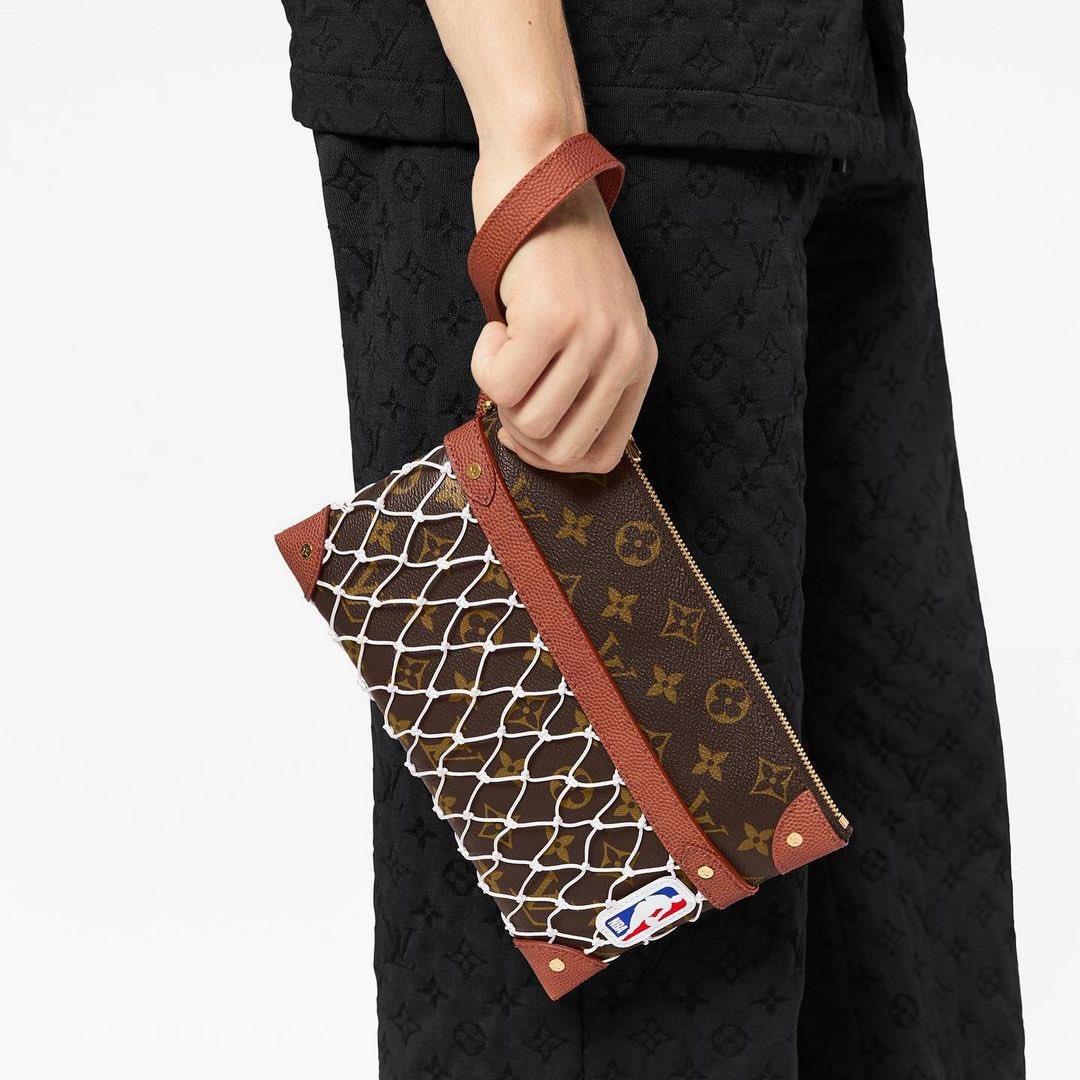 街头篮球红钻在哪里（LV联名NBA推出“天价篮球”！每个售价1.2万，网友称拍一下都心疼）