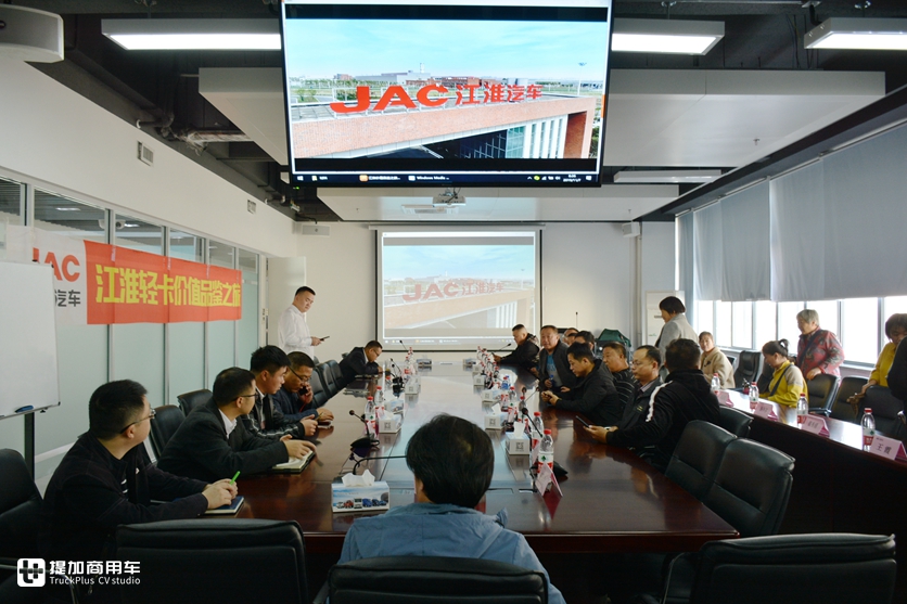 轻卡用户走进江淮工厂，参观后，才知道江淮轻卡质量好是有原因的