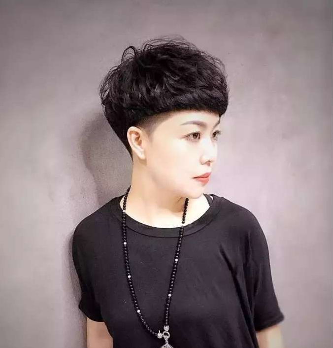 女人过了四十,留短发要记住这"3不要",不仅显脸大,还更显老