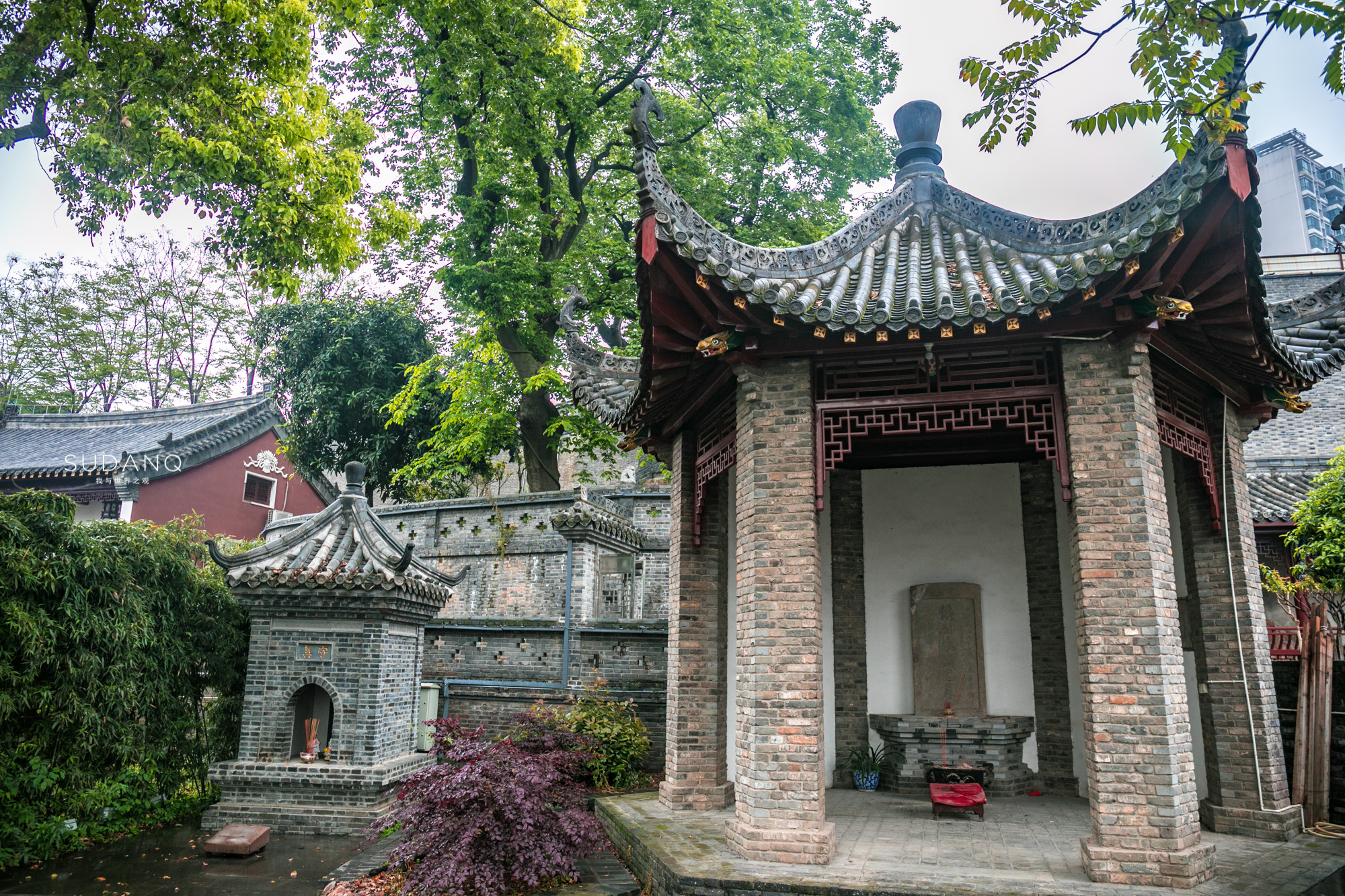 现代化的城市建设十分醒目,这座数百年的道观被围绕其中,却因"幽深之