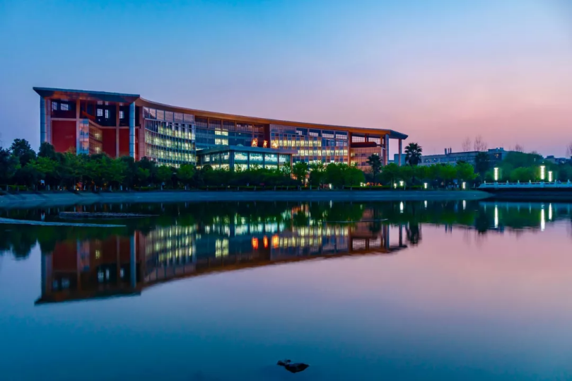 从1950到2020，这所由刘伯承元帅亲任校长的高等政法学府，如今70岁了！