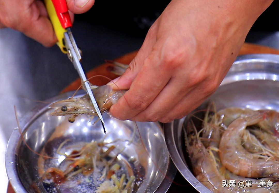 这才是干虾的正确做法。厨师长详细地告诉了我。用香辛料吃饭，真的能勾起食欲。