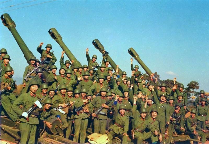 他以一己之力毙敌18人,留下的照片令人震撼,眼神带有浓郁杀气