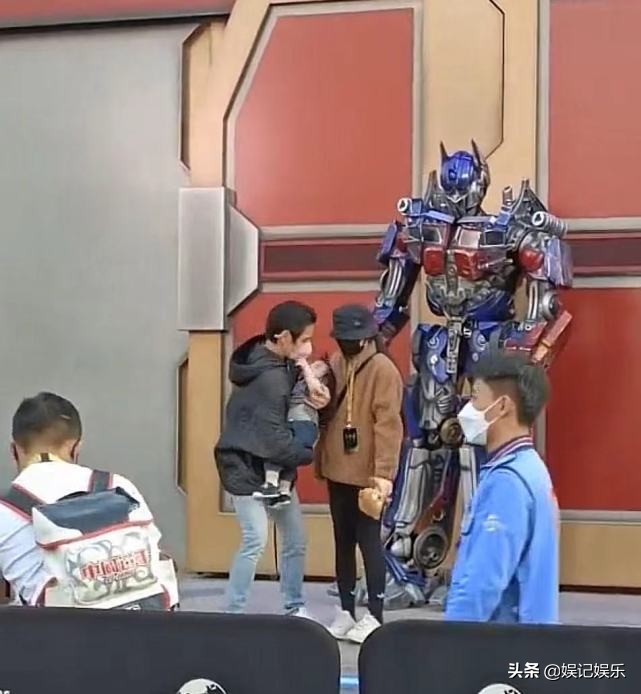 向佐一家逛环球影城，cora在爸爸怀里熟睡，郭碧婷身形变圆润