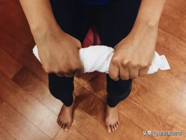 網(wǎng)球肘肩膀會(huì)疼么（練瑜伽，雙手&amp;手腕的練習(xí)，一定要常練）