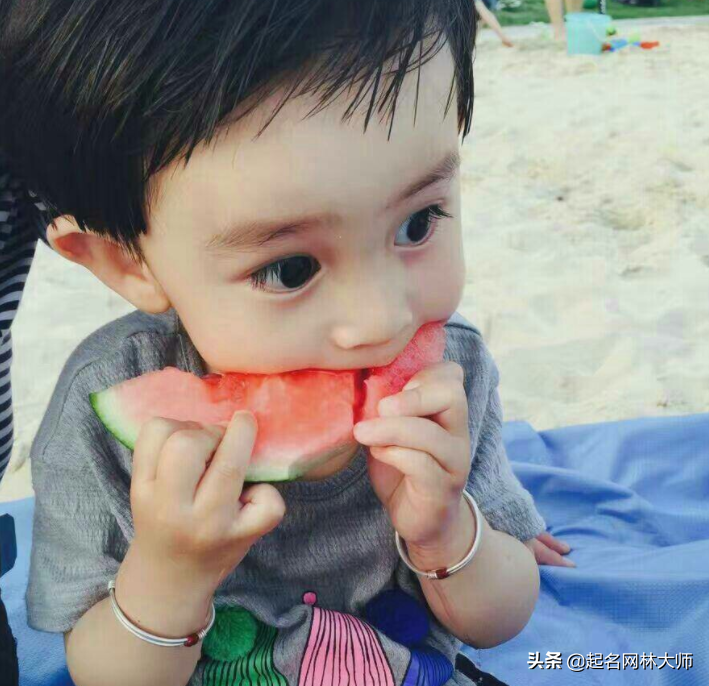 又短又顺口的英文名女（优雅大方的女孩英文名）