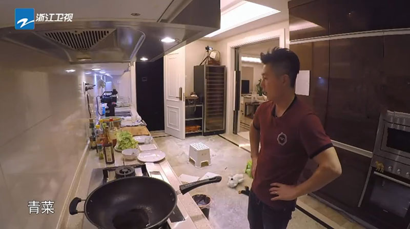 家有奖杯正常，可你见过空荡的客厅打一整面墙放奖杯的李小鹏家吗