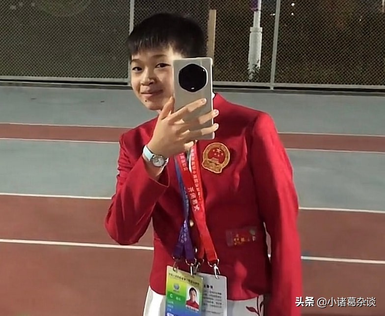 全红婵水中冲浪！比剪刀手摆pose，却被浪头打翻，疯狂摇头似跳水