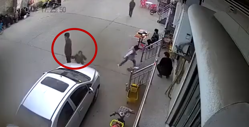 熊孩子淘气打路人，路人回击，网友：人类的本质其实就是复读机