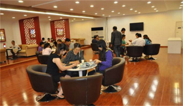 清华毕业后：他工作5年后辞职，回乡做保安，从不参加同学聚会