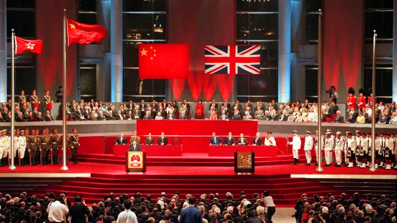 1982年,撒切尔谈判时十分傲慢,邓公:我今天就可以收回香港