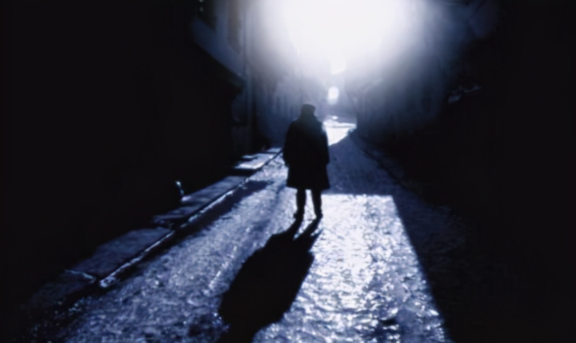 我高中毕业去当兵，承父业干殡仪月入过万，被孤立的滋味从小就懂